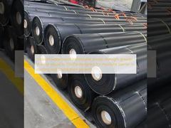 Màng chống thấm mịn, độ bền kéo lớn hơn hoặc bằng 15MPa, được thiết kế làm lớp ngăn ẩm trong các dự án mái và móng.