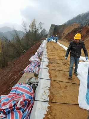 100-100kn Sức mạnh kéo Geotextile dệt lý tưởng cho hệ thống thoát nước và chiều dài tăng cường mặt đất 50m đến 100m