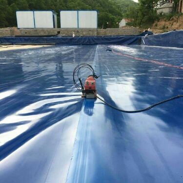 Màng địa kỹ thuật HDPE màu đen có độ thấm thấp cho hệ thống chứa thứ cấp