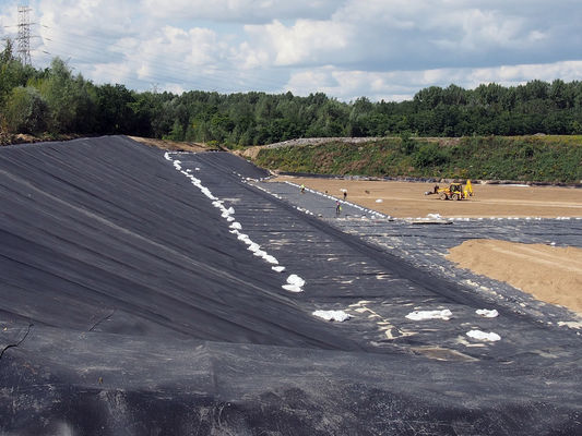 Chiều rộng 1 đến 12 mét Geomembrane cung cấp độ kéo dài tại phá vỡ ít nhất 700 phần trăm phù hợp cho các lớp lót hồ chứa và hệ thống kiểm soát xói mòn