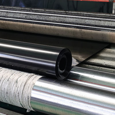 Chiều rộng 1 đến 12 mét Geomembrane cung cấp độ kéo dài tại phá vỡ ít nhất 700 phần trăm phù hợp cho các lớp lót hồ chứa và hệ thống kiểm soát xói mòn