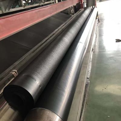 Chiều rộng 1 đến 12 mét Geomembrane cung cấp độ kéo dài tại phá vỡ ít nhất 700 phần trăm phù hợp cho các lớp lót hồ chứa và hệ thống kiểm soát xói mòn