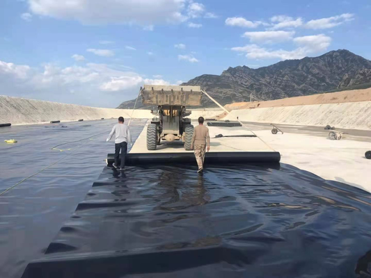 Lớp lót màng địa kỹ thuật HDPE màu đen được bảo vệ bằng tia cực tím cho xây dựng hồ nhân tạo