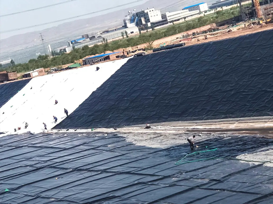 Lớp lót màng địa kỹ thuật HDPE màu đen được bảo vệ bằng tia cực tím cho xây dựng hồ nhân tạo