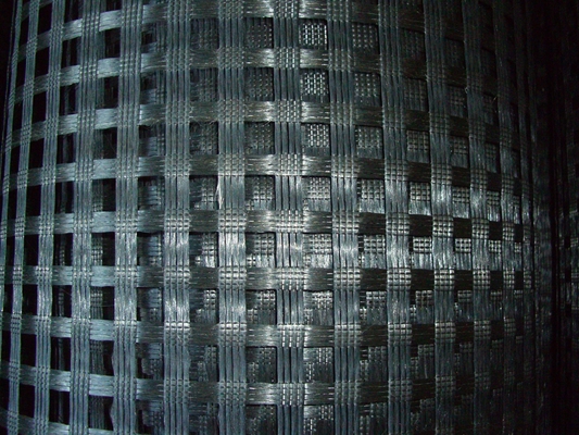 Biaxial Warp Fiberglass Geogrid Roll Length 50m-100m Mesh Size 25mm X 25mm Để tách đất và củng cố