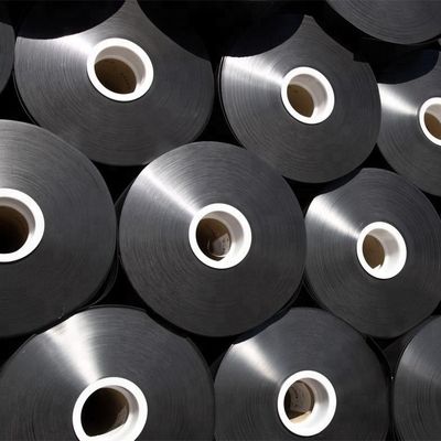 Màng chống thấm HDPE dài 50 đến 100m, có độ bền kéo trên 15MPa và hàm lượng carbon đen từ 2.0 đến 3.0 phần trăm