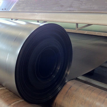 Màng chống thấm HDPE dài 50 đến 100m, có độ bền kéo trên 15MPa và hàm lượng carbon đen từ 2.0 đến 3.0 phần trăm