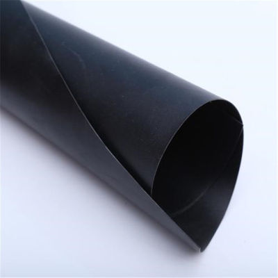 Màng chống thấm HDPE dài 50 đến 100m, có độ bền kéo trên 15MPa và hàm lượng carbon đen từ 2.0 đến 3.0 phần trăm