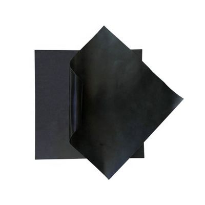 Hàm lượng Carbon Black 2.0-3.0 Phần trăm Màng chống thấm HDPE Bề mặt nhẵn với Độ bền xé không nhỏ hơn 25KN trên mét Bền và Vật liệu